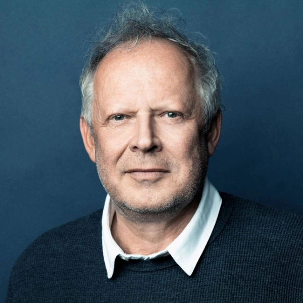 Axel Milberg 2026 1500x644 © Jim Rakete
