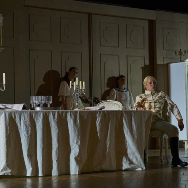 Burgtheater Minichmayr 1500x644 © Tommy Hetzel