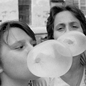 Susan Meiselas, Carol, JoJo and Lisa on Mott Street, Little Italy, NYC, USA, 1976 © Susan Meiselas / Magnum Photos